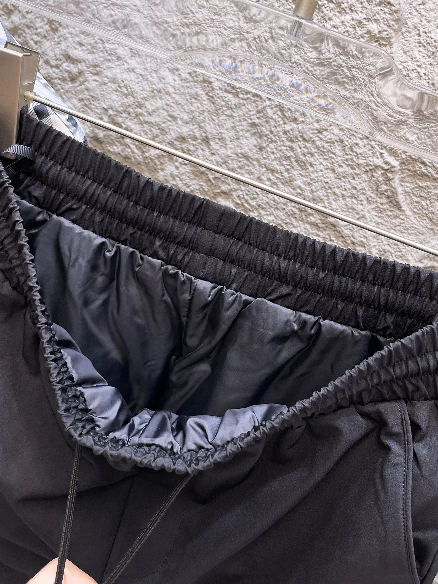 P490 Big Goose🇨🇦 🌹25 new autumn and winter thickened warm down pants are here🔥A must-have outdoor windproof, lockable and warm in winter. Made of professional-grade outdoor windproof, waterproof and breathable fabric. Lining is 90% white duck down filling. Lightweight design. Lightweight and warm. Seamless gluing process on the inside. Uses light and gall-free anti-drilling fabric to effectively prevent velvet running. Original hardware accessories. Classic logo matching. Simple and versatile, the upper body is stylish and not bloated. The style is the same for men and women! Size: M-3XL.